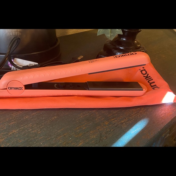 🎉 HOST PICK 🎉 Amika Limited Edition Strand Perfect Ceramic 1" Straightener - Picture 2 of 4